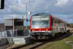 Neuer Bahnsteig des Haltepunktes Eggesin mit RE4 auf der Fahrt von Ueckermünde nach Bützow. - 13.04.2015

