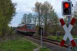 RE 4 vor dem gesicherten Bahnübergang des Haltepunktes Eggesin. - 02.05.2015