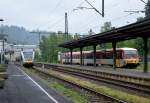 Doppeleinfahrt in Betzdorf, links kommt ein Triebwagen der Hellertalbahn und links fährt der Triebwagen der Daadetalbahn ein.