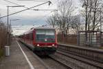 628 585-2 wurde mit seinem Schwesterfahrzeug auf seiner Fahrt von Mühldorf nach München Hbf bei der Durchfahrt am Haltepunkt Grub im Bild festgehalten.