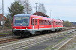 Der Dieseltriebwagen 928 565 ( Steuerwagen voraus) auf dem Weg von Burghausen nach Altötting am 27.03.16 bei der Durchfahrt an dem stilgelegten Bahnhof Pirach.