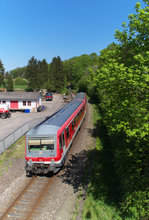 Einer der letzten Einsatzgebiete der BR 628 ist die RB Saarbrücken - Lebach. 628 480 hat den Stadtrand von Lebach erreicht und wird gleich im Bahnhof oder was davon übrig geblieben ist, halten. Die Hälfte der Strecke wird unter Fahrdraht zurückgelegt. 2023 soll auch der Fahrdraht aus Richtung Wemmetsweiler bis Lebach hängen, von der anderen Seite, aus dem Köllertal, liegt schon die Fahrleitung für die Saarbahn bis Lebach-Jabach. Bahnstrecke 3274 Wemmetsweiler - Nonnweiler am 08.05.2016