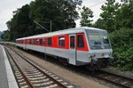 928 495-0  Tinnum  ist am 22.6.2016 als RB73 (RB21966) zwischen Kiel Hauptbahnhof und Eckernförde unterwegs. Soeben verlässt der Triebzug den Startbahnhof.