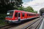 928 264-0 verlässt am 23.6.2016 als RB73 (RB21966) von Kiel Hauptbahnhof nach Eckernförde die Landeshauptstadt.