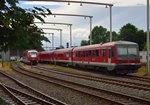 Zwei 628 stehen in Bestwig nebst dem 648 601 in der Abstellung.
Beim vorderen handelt es sich um den 628 661 der Willingen in der Zielanzeige stehen hat. 2.7.2016