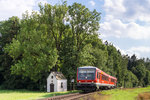 Am 01.08.2016 passiert 628/928 593 auf seiner Fahrt nach Burghausen die Spielmann Kapelle zwischen Lindach und Burghausen.

Hersteller: AEG
Fabriknummer: 21817
Abnahmedatum: 21.09.1994
Erst-Bw: Leipzig Hbf Süd
Beheimatung z.Z.d. Aufnahme: Mühldorf
weitere Beheimatung: Chemnitz
UIC-Nr. z.Z.d. Aufnahme: 95 80 0628 593-5 D-DB
Betreibernr. z.Z.d. Aufnahme: 628 593
ursprüngl. Fahrzeugnr.: 628 593-6
Eigentümer z.Z.d. Aufnahme: DB Regio
Radsatzfolge: 2'B'+2'2'
Vmax (km/h): 120
Leistung (kW): 410
Dienstmasse (t): 67
LüP (mm): 45.400