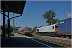 Die CC 77 010-2, eine französische Diesellok der DB, wartet in Nonnenhorn auf den soeben eintreffenden Gegenzug in Form des VT 628 nach Lindau. 
9. Sept. 2016