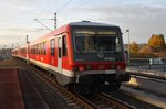 928 633-6 macht sich am 29.10.2016 zusammen mit 928 652-6 als RE5825  Kulturzug  von Berlin Lichtenberg nach	Wroclaw Glowny in Berlin Ostkreuz auf den Weg.