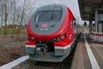 Im Bahnhof Hergatz steht 633 044 bereit, um spter als RE 77 / RE 3795 nach Wangen (Allgu) zu fahren (19.02.2021).