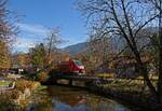 633 530 überquert als RE 75 nach Ulm den Grundbach kurz hinter dem Bahnhof Fischen im Allgäu (19.10.2022)