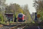 633 105 hat soeben die Überleitstelle Dortmund Rahm passiert und überquert nun den BÜ Westhusener Straße.