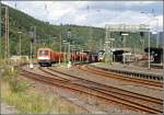1216 902 rangiert einige Holzwagen im Bahnhof Finnentrop.