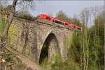 Bahn am Hochrhein. Die wunderbare Steinabrücke von 1862 mit Spitzbogen und Zyklopenmauerwerk ist erstmal seit Jahrzehnten wieder fast gänzlich sichtbar. Zwei unerkannt gebliebene Walfische 641 fahren Richtung Basel über die Brücke. Tiengen, April 2019.