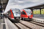 Zugkreuzung von 642 007 und 643 512 in Landau (Pfalz) Hbf am 19.4.2017.

642 007 war unterwegs als RE 12029 (Neustadt (Weinstr) Hbf - Winden (Pfalz) - Wörth (Rhein) -
 Karlsruhe Hbf).

643 512 war unterwegs als RB 12412 (Karlsruhe Hbf - Wörth (Rhein) - Winden (Pfalz) - Neustadt (Weinstr) Hbf).