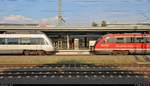 Talent 2 und Desiro stehen sich in Magdeburg Hbf auf Gleis 8 gegenüber.
1442 174 (Bombardier Talent 2) von DB Regio Südost startet gleich seine Fahrt als RE 16115 (RE13) nach Leipzig Hbf, und 642 670-3 (Siemens Desiro Classic), ex Elbe-Saale-Bahn (DB Regio Südost), als RB 80409 (RB41) nach Aschersleben verlässt ebenfalls in wenigen Minuten seinen Startbahnhof.
[7.8.2018 | 19:05 Uhr]