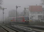 642 158 fährt zusammen mit 642 132 am 26.12. um 13:42 Uhr bei dichtem Nebel in den Bahnhof von Senden ein. Kurz darauf wird er seine Fahrt als RB 57469 nach Weißenhorn fortsetzen.