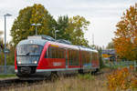 Triebwagen 642 629 der Erzgebirgsbahn auf der Press-Strecke durchfährt den herbstlichen Haltepunkt Lauterbach (Rügen) von Putbus kommend. - 24.10.2020