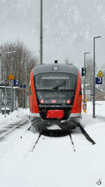 Grünes Signal für den Dieseltriebzug 642 710, so gesehen Ende November 2023 am Haltepunkt Pfronten-Steinach.