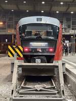 Dieses Bild zeigt den Triebwagen 642 238 der Deutschen Bahn im Hauptbahnhof der Kulturhauptstadt 2025, Chemnitz. Der Zug steht am Prellbock und hat „Annaberg-Buchholz Süd“ als Zielanzeige. Die klare Frontansicht betont das moderne Design des Fahrzeugs. Der Bahnhof ist hell beleuchtet, und im Hintergrund sind weitere Details wie Gleise und Reisende erkennbar. Eine schöne Momentaufnahme aus der sächsischen Metropole Chemnitz!