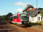 Samstag, 09.08.2008 in Blankenstein an der Saale. 642565 ist aus Saalfeld angekommen und muss hier umkehren. Die weiterfhrende Strecke durch das Hllental ist leider demontiert. Von Bayern herber grsst hinten oben der Burgfried von Lichtenberg. Gbe es die Strecke nach Marxgrn, knnten die 642er modernen Nahverkehr zwischen Saalfeld (IC-Bahnhof)und Hof vermitteln.
Dafr kmpft seit 6 Jahren die Initiative HOELLENETZ e.V. - siehe www.hoellentalbahn.net ......
