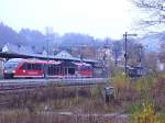 Der Desiro der Erzgebirgsbahn bei belsten Schmuddelwetter (NEBEL .. nasskalt) vor der schnen Kulisse der Stadt Schwarzenberg. Gesehen am 10.11.05