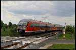 642 023 rollt am 27.05.2012 zusammen mit einem weiteren Desiro ber den Bahnbergang Po 22 bei Maschwitz Richtung Gera.
