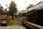 Am Mittag des 31.08.2012 verlt 642 834 soeben den Bahnhof Kamenz in Richtung Dresden Hbf. Trotz des regnerischen Wetters kam es in den dunklen Scheiben des Triebwagens zu einer schnen Spiegelung des alten Bahngebudes.