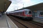 Am Gleis 4 in Wolfsburg stand der RE (RE 14020) von Wolfsburg Hbf nach Hannover Hbf und geschoben hatte die 112 128-4.