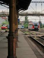 22.6.2014 16:03 Impressionen aus Karlovy Vary. Besonders beeindruckend ist die, schon in die Jahre gekommene, Bahnsteighalle. Im Hintergrund ČD 242 218-6 abgestellt mit einem Personenzug (Os), dahinter ČD 242 250-9. Außerdem DB AG 642 058 als RB aus Zwickau (Sachsen) Hbf nach Karlovy Vary dolní nádraží bei der Einfahrt.