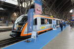 DLB 642 312 am 21.09.2024 beim  Tag der Schiene  in Leipzig Hbf. Er wirbt mit www.zugsammen.de für die S-Bahn Mitteldeutschland 2026, bei der die Länderbahn dann 3 S-Bahnlinien bedienen wird.