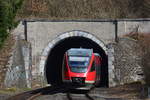 643 043 taucht als RB23 nach Limburg in einen Tunnel ein nachdem er den Bahnhof Fachingen durchgequert hat.

Fachingen 24.03.2018
