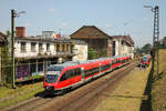 TALENTiert: 643 030 und ein weiterer 643 verlassen Neustadt (Weinstrasse) in Richtung Kaiserslautern, während ein weiterer unerkannt gebliebener 643 gleich zum Bahnsteig rollen und als RB 51 nach Karlsruhe fahren wird (22. Juli 2024)