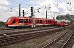 620 537-7 trifft am 4.7.2017 als RB25 (RB11538) von Köln Hansaring nach Meinerzhagen vor dem Kölner Hauptbahnhof auf 644 023-3 als RB38 (RB11816)  Erftbahn  von Köln Messe/Deutz nach Düsseldorf Hauptbahnhof. 
