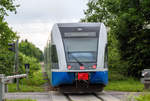 UBB Triebwagen der BR 646 auf dem Bahnübergang am Haltepunkt Karlsburg (bei Greifswald). - 16.06.2019 - Aufgenommen vom Bahnsteigende.