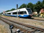 Ausfahrt aus Zinnowitz nach Ahlbeck haben am Nachmittag des 27.07.2006 die beiden UBB-Triebwagen 646 112-3 und 113-1. 