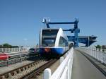 Eine Mglichkeit auf die Insel Usedom zu kommen ist ber die Wolgaster Hubbrcke. Per Bahn ist es seit Mitte der 1990er Jahre wieder mglich auf die Insel zu fahren. UBB Triebwagen 646 125-5 berquert am 26.07.2006 von der Insel kommend die Wolgaster Hubbrcke ber den Peenestrom.