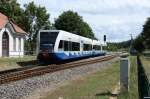 Am 25.07.2010 verlsst eine GTW 2/6 Doppelgarnitur den Bhf. Trassenheide mit Fahrziel Stralsund.