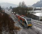Nachschu: Stadler GTW 2/6 der Hellertalbahn kommt am 09.02.2012, bei ganz leichtem Schneefall, von Neunkirchen und fhrt gleich in den Bahnhof Herdorf ein.