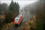 Typisch Sauerlnder Wetter.... Die Lokfhrerin des 648er beschleunigt als RB52 (RB 29271)  Volmetalbahn  nach Ldenscheid aus dem Bahnhof Brgge (Westf). (20.01.08)