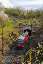 Nun ist es hier schon etwas bunter wie vor drei Wochen, der Frühling ist im Anmarsch......

Der Dieseltriebwagen 648 204 / 704 ein Alstom Coradia LINT 41 der DreiLänderBahn als RB 95 (Dillenburg-Siegen-Au/Sieg), hier kommt er gerade am 06.04.2014 aus dem eingleisigen Giersberg-Tunnel (732 m lang).

Er befährt hier die DB Streckennummer 2881 (KBS 445 - Dillstrecke) und erreicht bald den Hbf Siegen.
