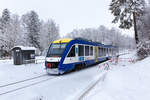 Ein Zug der BRB hat gerade den Haltepunkt St. Ottilien verlassen und fährt auf der Ammerseebahn weiter in Richtung Schongau. 18.02.2018