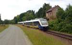 Am 03.07.14 passieren 648 481 und 648 483 in Suerhop das ehemalige Bahndienstgebäude.