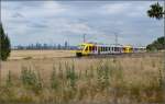 Doppelgarnitur Lint 41 der HLB vor der Frankfurter Skyline. Steinbach, Juli 2015.