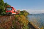 Kurz nach der Abfahrt im Bahnhof berlingen-Therme fahren der aus Friedrichshafen kommende 650 111 und zwei weitere Regioshuttle am 10.09.2016 als RB 22772 den Bodensee entlang nach Radolfzell.