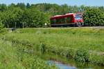 Von Aulendorf kommend fhrt 650 201-6 als RE 22587 nach Friedrichshafen Stadt im Schussentobel bei Kilometer 160.6 an einem von der Schussen abgehenden Kanal entlang und wird in Krze Durlesbach passieren (03.06.2019).