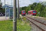 Auf Grund einer 17 minütigen Verspätung der von Radolfzell kommenden Regionalbahn 22767 mit den Triebwagen 650 113 und 650 314, kreuzen sich die nach Friedrichshafen fahrende und von