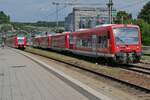 650 022, 650 010, 650 004 und 650 203 als RE 5 / 4216, Lindau-Reutin - Stuttgart am 17.08.2022 in Biberach (Riß). Das ist ein Ersatzzug für einen aus vier Doppelstockwagen gebildeten Zug, der am Vorabend in eine Kollision mit einem Auto verwickelt war und deshalb nicht eingesetzt werden konnte. Ursache für die Kollision: Ein alkoholisierter Fahrer kam mit dem Auto auf einem Bahnübergang von der Fahrbahn ab und blieb im Gleisbett liegen. Während sich der Fahrer vor dem herannahenden Zug retten konnte, fuhr der Steuerwagen in das Auto.