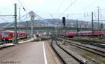 Blick auf den nrdlichen WEichenbereich von Ulm Hbf am 5.4.13, links 650 023 und in der Mitte 185 672.