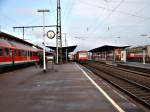 Der Bahnhof Aalen am Sonntag, dem 10.12.06. Ein VT 650 RegioShuttle auf Gleis 3 wartet auf seine Abfahrtserlaubnis. Dieser fhrt um 12:28 als RE 22534 von Ulm ber Aalen nach Ellwangen. Am Gleis gegenber ist der RE 19435 aus Stuttgart Hbf angekommen. Ganz rechts, auf Gleis 5 msste schon die RB 37152 aus Donauwrth angekommen sein. Da sie aber nun mehrere Langsamfahrstellen zu berwinden hat, kommt sie erst 3-5 min spter in Aalen an. Diese hat dann, da heute ein Feiertag ist, 1 Stunde Aufenthalt und fhrt wieder um 13:35 nach Donauwrth ab.