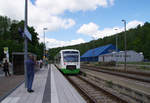 Der Glanz der großen Eisenbahnzeit ist in Zeulenroda schon längst vergangen. Einst gab es zwei stattliche Empfangsgebäude, Zeulenroda unterer Bahnhof und Zeulenroda oberer Bahnhof. Die Strecke zum oberen Bahnhof (Stadtbahnhof) ist längst abgebaut und Supermärkte erobern das Areal am oberen Bahnhof. Auch der untere Bahnhof hat sein EG verloren, von 10 Gleisen sind noch drei übrig. VT 313 + 322 der Erfurter Bahn sind von Hof nach Leipzig über Gera unterwegs. Im Zweistundentakt wird diese Relation bedient. Einfahrt unterer Bahnhof am 26.05.2017, Bahnstrecke 6653 Werdau - Weida - Mehltheuer